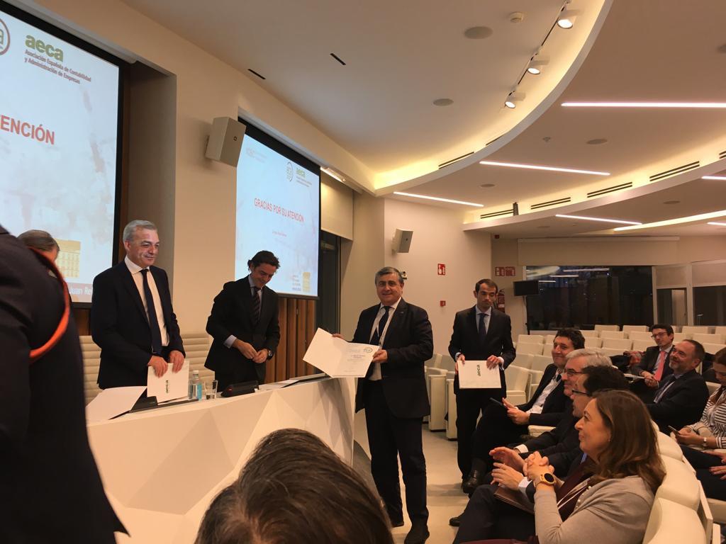 APAFCV's tweet photo. @apafcv tiene un convenio de colaboración con @asociacionAECA y ayer tuvo lugar el acto de entrega de Diplomas como nuevos acreditados #ECA2019, al que asistieron Miguel Salvador y Cristina Navarro, miembros de Junta de esta Asociación a recoger sus acreditaciones. https://t.co/1NDGfYXfxD