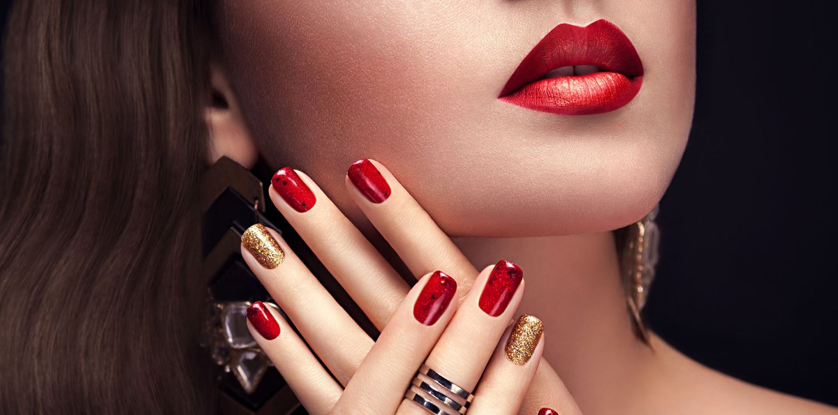How do you stay glamorous for the holiday season?   via:  via: bit.ly/2A87vxx