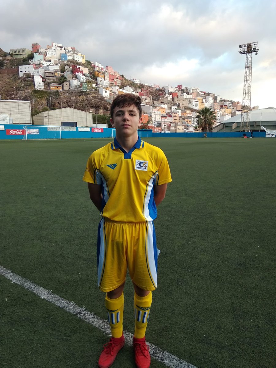 FCBESCUELATFE's tweet photo. Ayer VICTOR jugador de nuestro infantil del Barça Academy Tenerife, entrenó en la tarde de ayer, con la preselección sub'14 de Canarias que se ejercitó en el campo de La Salud bajo. Muchas felicidades VICTOR 👏👏👏 https://t.co/XL2pTe2QXH