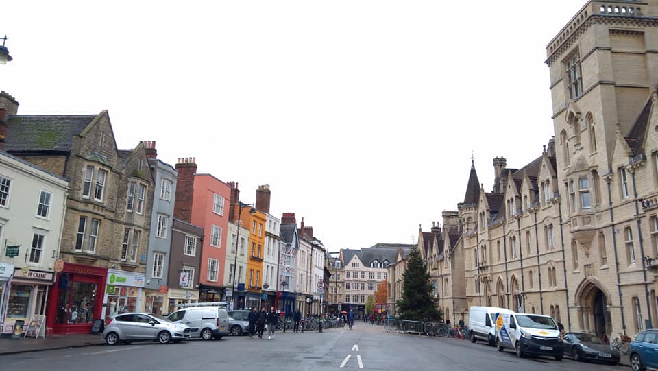 AC Luxe Executive Zaneta captured this lovely colourful street scene in #Oxford whilst enjoying a half day walking tour, experiencing the customer journey with one of our specialist walking guides Iain. We love the variation and #Colour in this scene! #Architecture 🏠🏘️🎨