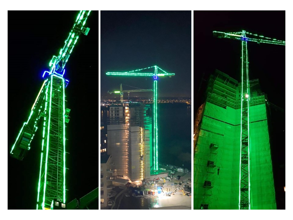 Op ons project Almere Duin brengen we wat meer licht tijdens deze donkere dagen. Afgelopen zaterdag heeft <a href="/MDB_TBI/">MDB</a> ervoor gezorgd dat we dankzij de sfeerverlichting in onze kraan hier nog beter zichtbaar zijn #kerst #verlichting