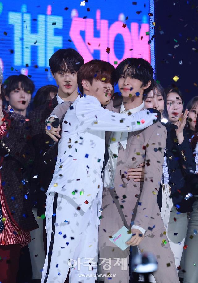 aw today at daniel's first win at the show with cix's jinyoung :( they rly support each other since wanna one~ im so proud & happy for these two! i miss to see them together like this uwu. my wannable heart is so happy ♡ #Touchin1stWin  #KangDaniel  #TOUCHIN_1st_Win  #BAEJINYOUNG
