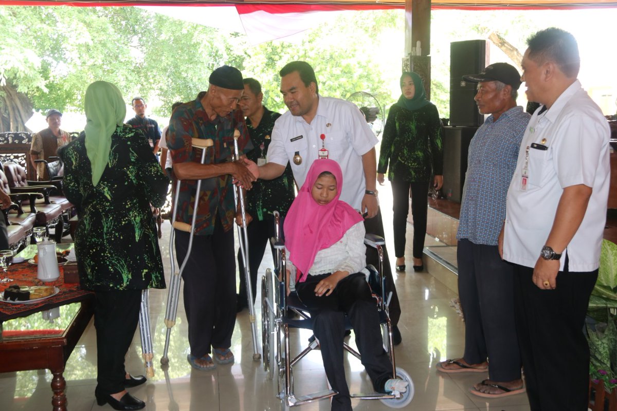 AriefRohman_838's tweet photo. Di acara peringatan ini, difabel menerima hadiah aneka lomba, bantuan alat jalan, menunjukkan bakat seninya dsb. Pekan lalu, Pemkab dan DPRD telah mengesahkan Perda tentang Disabilitas. Semoga Perda ini bisa menjadi payung hukum dalam pemenuhan hak-hak saudara kita yang difabel. https://t.co/mOFNgFP5JD