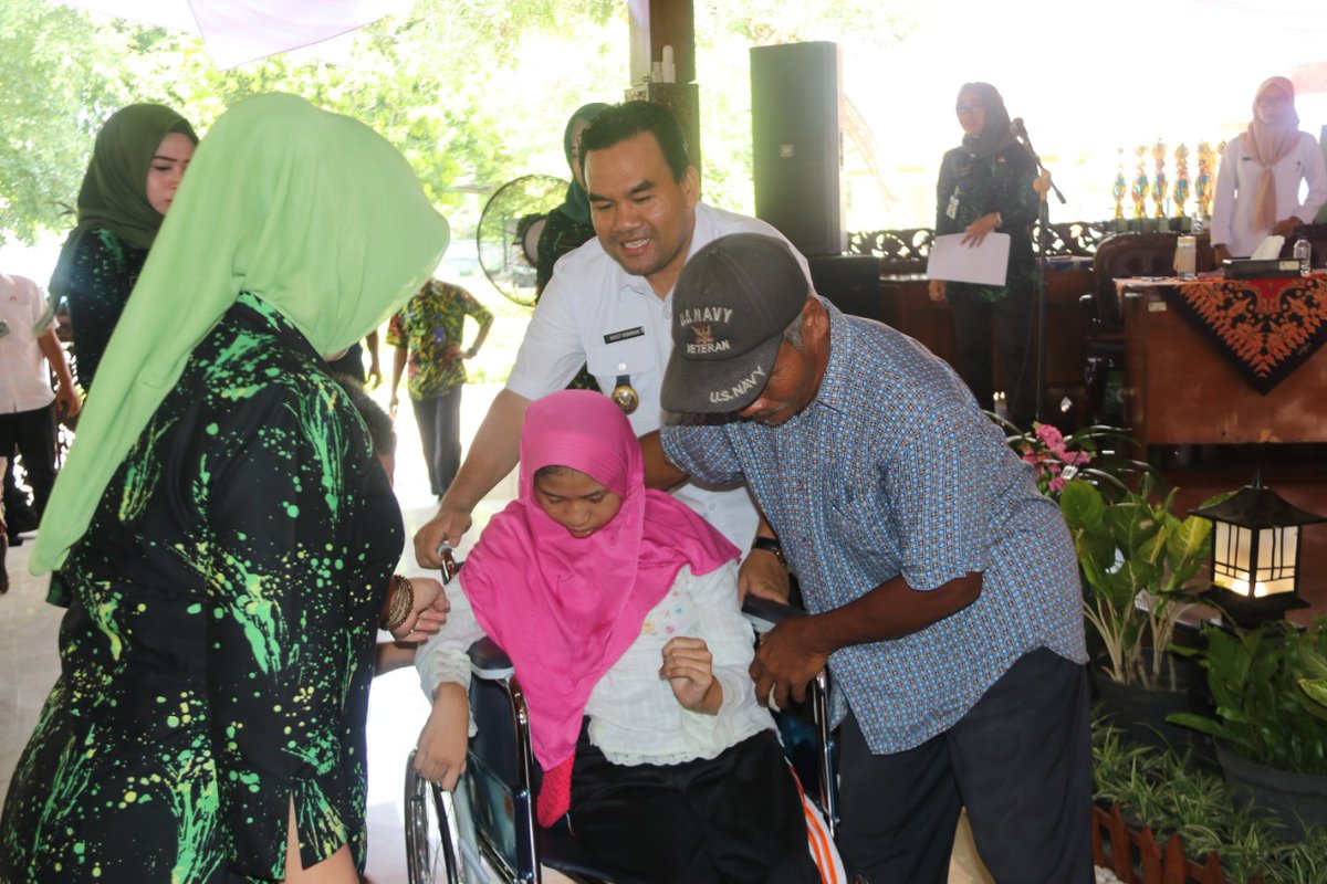 AriefRohman_838's tweet photo. Di acara peringatan ini, difabel menerima hadiah aneka lomba, bantuan alat jalan, menunjukkan bakat seninya dsb. Pekan lalu, Pemkab dan DPRD telah mengesahkan Perda tentang Disabilitas. Semoga Perda ini bisa menjadi payung hukum dalam pemenuhan hak-hak saudara kita yang difabel. https://t.co/mOFNgFP5JD