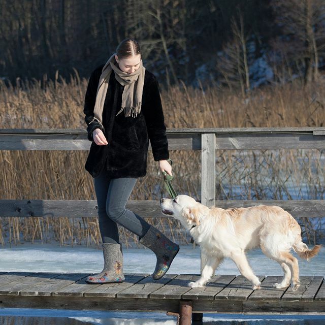 I really love that white color around the house! Snow looks so optimistic ⁠❄️💗❄️
Models:⁠
<a href="/deina/">Reda Petraviciute</a>.kaval⁠
Solo⁠
-⁠
-⁠
-⁠
#wintervibes #vibesofhandmade #earthlovers #doglover #snowlove #barefootshoes #womenshoes #handmadeshoes #Etsy #BuyDifferently … ift.tt/2OJLgG1
