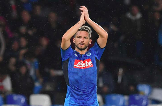 napolista's tweet photo. Repubblica: #Mertens contro #Insigne, dopo #Alfield non ha gradito l’esclusione col #Bologna
Il capitano non aveva supportato la squadra a Liverpool, ma appena recuperato è stato schierato col Bologna
https://t.co/8c62HbyDqm https://t.co/g5tDdBZikI