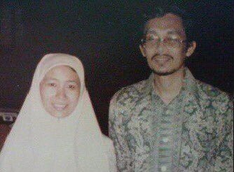 anwaribrahim's tweet photo. Semoga panjang umur dan semoga cinta ini berkekalan selagi nyawa dikandung badan. Selamat ulangtahun @drwanazizah. ❤️ https://t.co/bpS77s6pGN