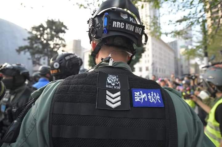 ChrisDerps's tweet photo. "There is no space on the police uniform for identification"

#HongKong #HongKongProtests https://t.co/djLMPe1V8l