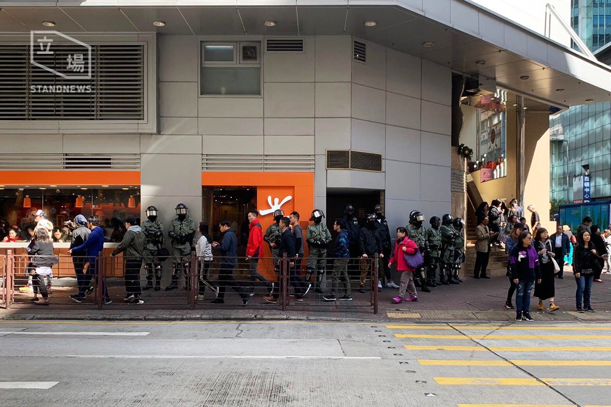 hkfp's tweet photo. Daily lunchtime protests by office workers continued in Central, Cheung Sha Wan and Kwai Chung on Tuesday among other locations, despite a large riot police presence.

Photo: Stand News. #hongkong https://t.co/B3j7a1qVSq