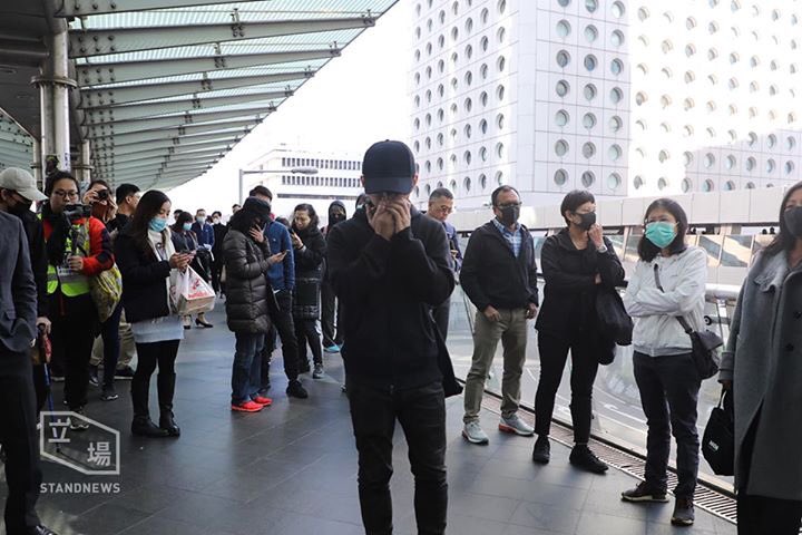hkfp's tweet photo. Daily lunchtime protests by office workers continued in Central, Cheung Sha Wan and Kwai Chung on Tuesday among other locations, despite a large riot police presence.

Photo: Stand News. #hongkong https://t.co/B3j7a1qVSq