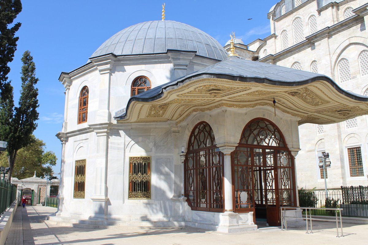 turcekder's tweet photo. Fatih Sultan Mehmed Han 3 Mayıs 1481 Gebze'deki ordugâhta vefat etmiştir. 21 Mayıs 1481'de Şeyh Ebulvefa'nın kıldırdığı cenaze namazı ile defnedilmiştir. Padişahlar Eyüpsultan'da yapılan kılıç kuşanma merasiminden sonra Fatih'e gelir ve cedlerinin türbesini ziyaret ederlerdi. https://t.co/VSGo7qwdDU