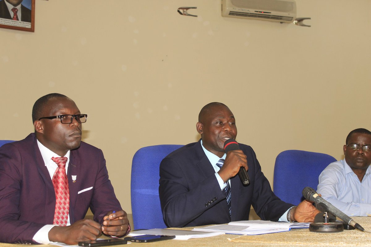 Gitega's tweet photo. #Burundi "Contribuer davantage au développement de notre province".C'est l'appel lancé par le Gouverneur de @Gitega, @Venantgtga , lors d'une réunion qui s'est tenue  dimanche le 1er Nov en @MairieBujumbura  par #APDIG, l'Association pour le Développement Intégral de #Gitega. https://t.co/ycp8pUzwOP