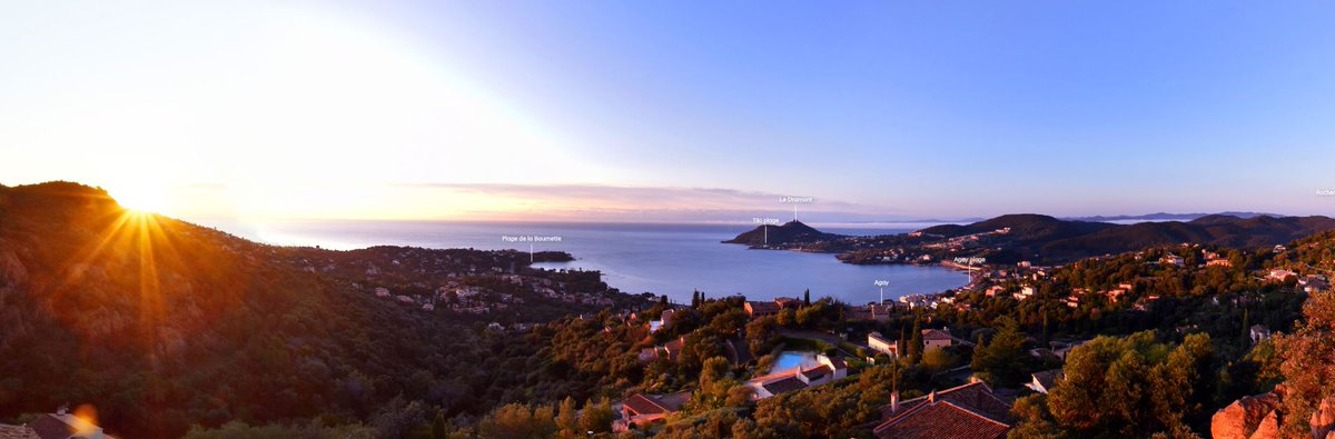 Le soleil se lève sur la destination #Esterel #CotedAzurFrance 🌞 Admirez la rade d'Agay qui se réveille doucement en direct de notre webcam esterel-cotedazur.com/webcams/#agay