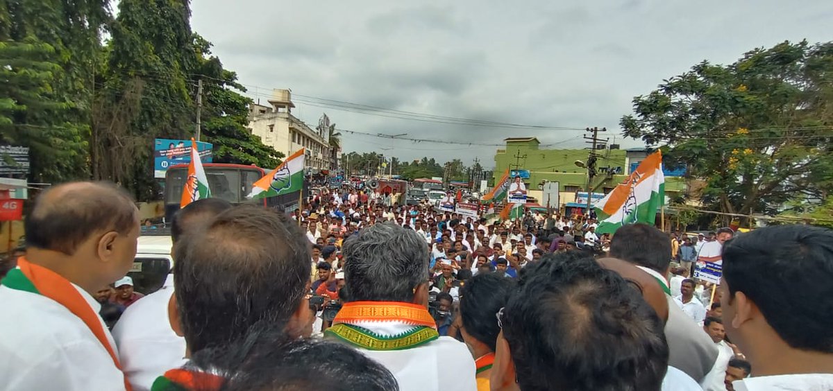 siddaramaiah's tweet photo. ಹುಣಸೂರು ಪಟ್ಟಣದಲ್ಲಿ ಆಯೋಜಿಸಿದ್ದ ಬೃಹತ್ ರೋಡ್ ಶೋ ಕಾರ್ಯಕ್ರಮದಲ್ಲಿ ಭಾಗವಹಿಸಿ, ಕಾಂಗ್ರೆಸ್ ಅಭ್ಯರ್ಥಿ ಹೆಚ್.ಪಿ ಮಂಜುನಾಥ್ ಅವರ ಪರ ಮತ ಯಾಚಿಸಿದೆ.
ರೋಡ್ ಶೋ ವೇಳೆ ಸಾಗರೋಪಾದಿಯಲ್ಲಿ ಹರಿದು ಬರುತ್ತಿರುವ ಜನಸಾಗರವೇ ಕ್ಷೇತ್ರದ ಜನತೆ ಬದಲಾವಣೆ ಬಯಸಿದ್ದಾರೆ ಎಂಬುದನ್ನು ಸ್ಪಷ್ಟಪಡಿಸುತ್ತಿದೆ.
@INCKarnataka @HPManjunathINC https://t.co/oPANTmQjVv