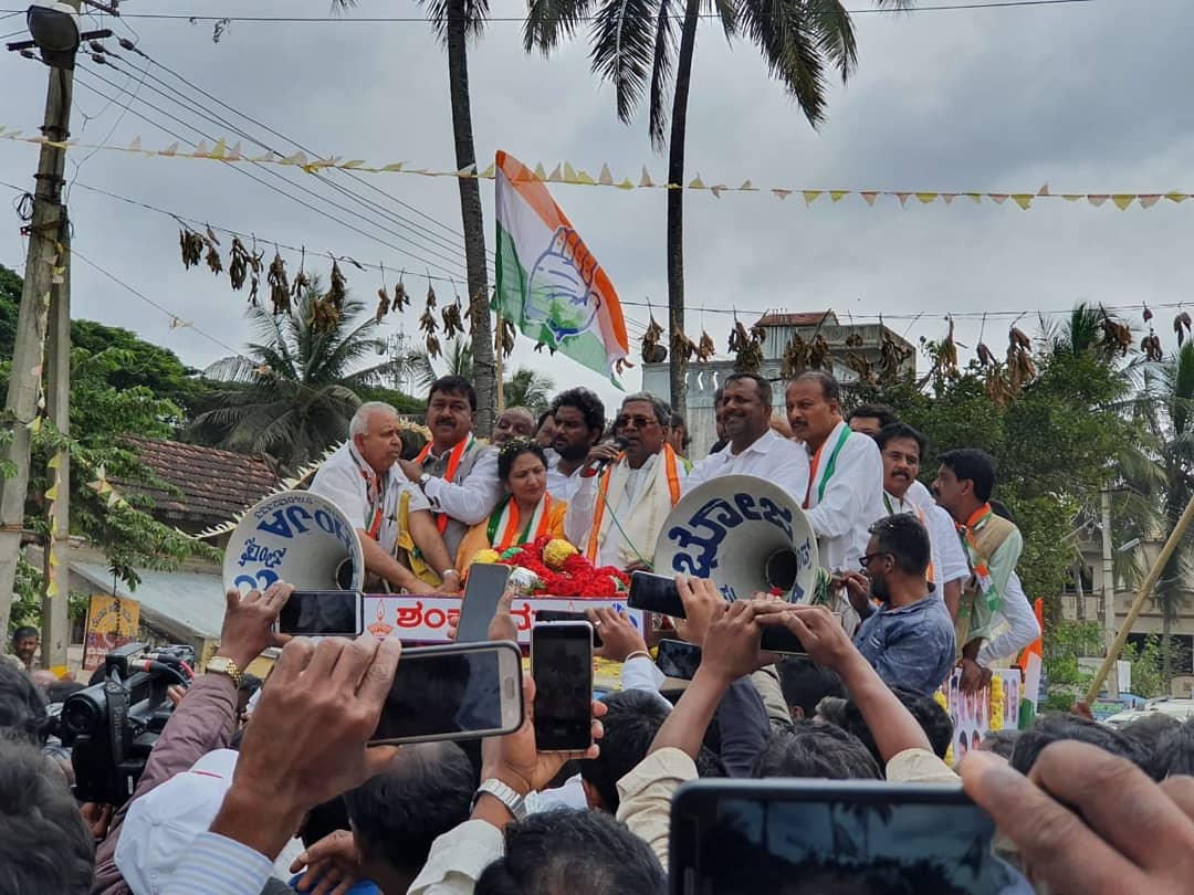 HPManjunathINC's tweet photo. ಮಾಜಿ ಸಿಎಂ ಶ್ರೀ ಸಿದ್ದರಾಮಯ್ಯನವರಿಂದ ಭರ್ಜರಿ ರೋಡ್ ಶೋ

ಇಂದು ಬೆಳಿಗ್ಗೆ ಆರಂಭಗೊಂಡ ಶ್ರೀ ಸಿದ್ದರಾಮಯ್ಯನವರ ರೋಡ್ ಕೋಟೆ ವೃತ್ತ ಹಾದು ಕಲ್ಕುಣಿಕೆ ವೃತ್ತಕ್ಕೆ ಆಗಮಿಸಿತು. 
@siddaramaiah
@utkhader
@DrPushpaAmarnat

#Hunsur https://t.co/CvNDzYvgSV