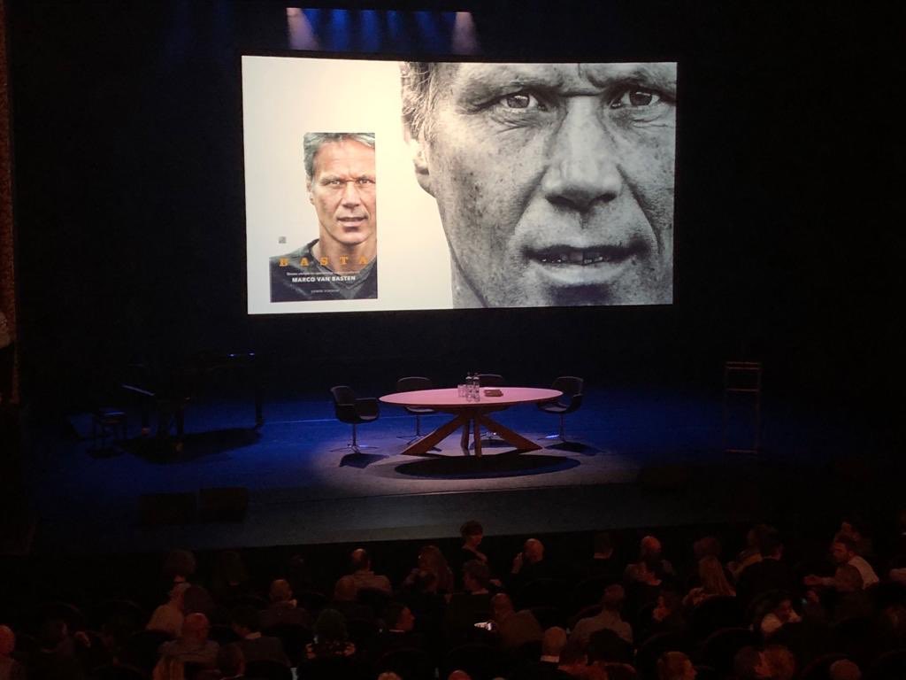 barryatsma's tweet photo. Gisteren mocht ik samen met m’n liefste met gloeiende wangetjes de boekpresentatie van ‘Basta’, de biografie van Marco van Basten, bijwonen. Bijna de 1/2 gelezen nu. Wat een boek! Vanaf blz. 1 brok in m’n keel. Openhartig, zelfbewust, hard en toch ook weer elegant. Pfffff....❤️ https://t.co/jKysNkIDpQ