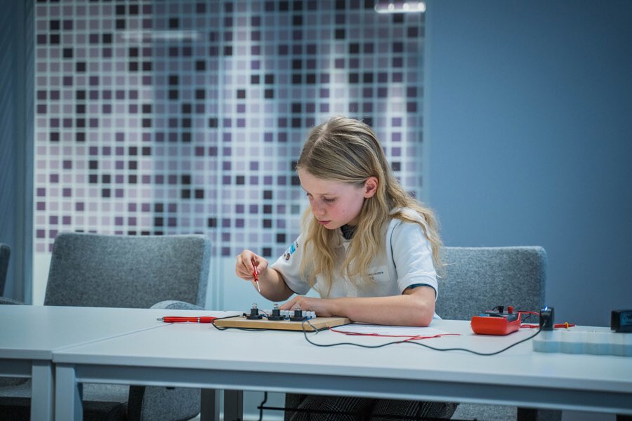 katrienhoog's tweet photo. Fantastische resultaten: 25.000 deelnemers, 64 finalisten, een theoretische test, 4 praktische #STEM proeven en 29 vrijwilligers om het in goede banen te leiden. #STEMOlympiade #brussel  ⁦@IBMBenelux⁩  ⁦@IBMVolunteers⁩ https://t.co/7HWAcAgk8b