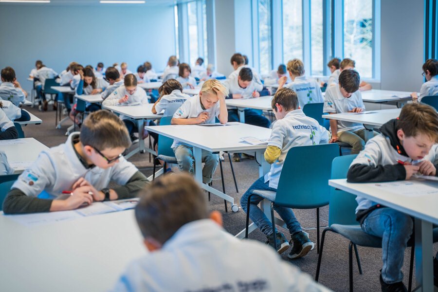 katrienhoog's tweet photo. Fantastische resultaten: 25.000 deelnemers, 64 finalisten, een theoretische test, 4 praktische #STEM proeven en 29 vrijwilligers om het in goede banen te leiden. #STEMOlympiade #brussel  ⁦@IBMBenelux⁩  ⁦@IBMVolunteers⁩ https://t.co/7HWAcAgk8b