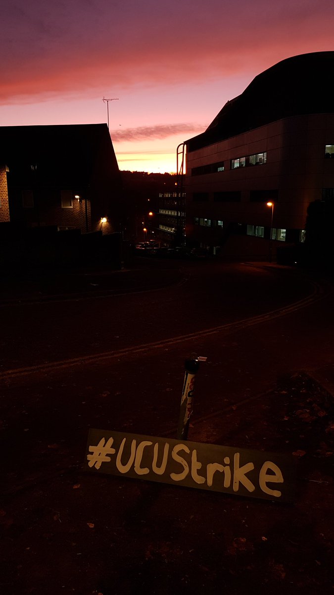 BrightonUCU's tweet photo. 😍 picket sunrise at Moulsecoomb #UCUBrightonStrike #ucustrike #UCUStrikesBack #StudentsSupportStaff https://t.co/7XPJ5n9N0g