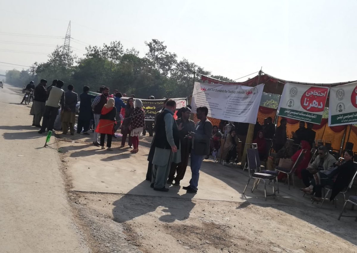 ImranKh63644219's tweet photo. #teachersprotest 
#saveiiui https://t.co/45KPwc7VJe