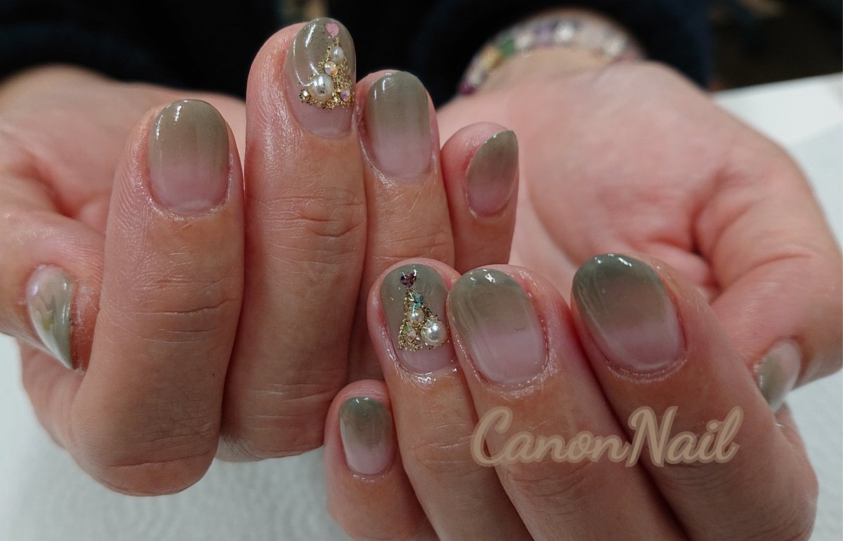 カノンネイル かのん A Twitter ワンアートワンカラーグラデーション カーキ色にシンプルツリー 大人なクリスマスネイル ご来店ありがとうございました カノンネイル 秦野 渋沢駅から徒歩５分 ジェルネイル カーキ クリスマスツリー Xmasnails