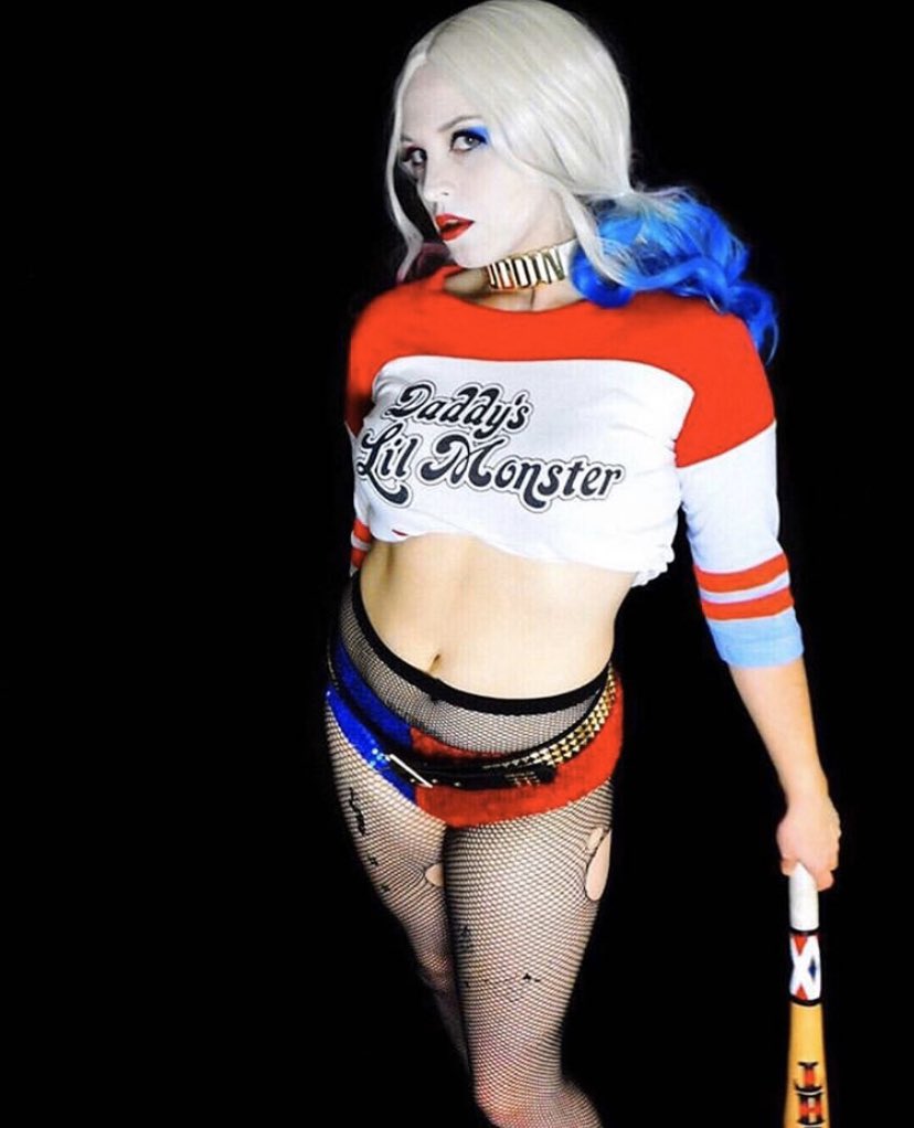 Cosplay_Kandy's tweet photo. https://t.co/YtkmbKwxVF has a #bat and the #attitude for this #HarleyQuinn cos in spades @Cosplay_Kandy https://t.co/lsNkO6gdZ6