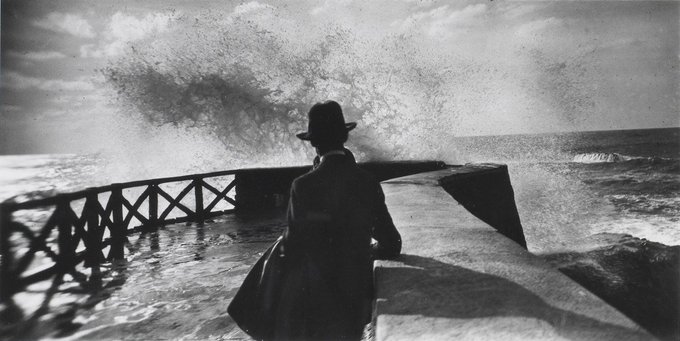 Tempêtes 🌬️🌬️
Nice, 1934 / Sala au Rocher de La Vierge, Biarritz 1927 / Nice, 1925
Jacques-Henri Lartigue (1894 - 1986) 📸