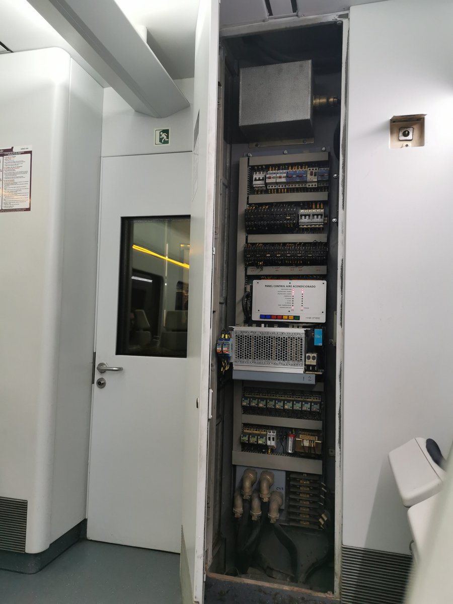 igezilem's tweet photo. @CercaniasMadrid el cuadro de mandos de el tren que sale ahora de Atocha dirección Cercedilla tiene este cuadro controles totalmente abierto https://t.co/ZgYPJ9jkYz