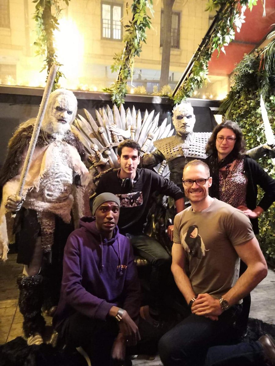 gardedenuit's tweet photo. La famille Targaryen a bien changé !!
Avec la team #makingofthrones 😎
@KevinElarbi @CapPopcorn https://t.co/unrJIgZOTS