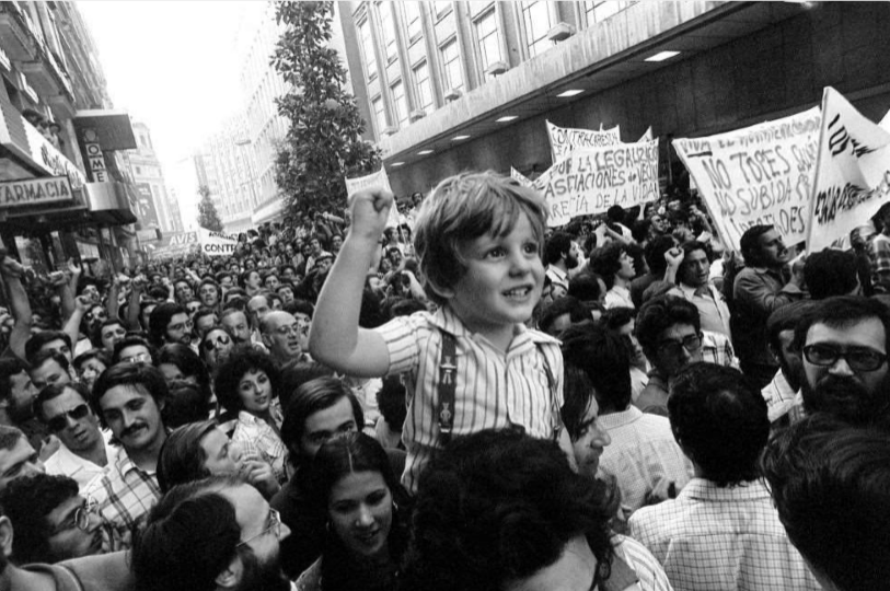 queenkinas's tweet photo. Esta famosa fotografía, publicada en El Diario El País el 23 de Junio de 1976, se convirtió en un símbolo de la Transición y de las reivindicaciones de la sociedad del momento.
¿Lo conocíais? Resulta importante para trabajar la perspectiva histórica
#DIDÁCTICACCSS #DCSUVA https://t.co/htkcz7OcpR