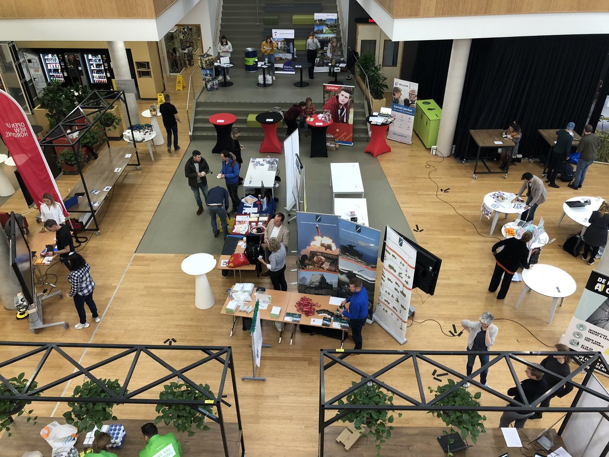 54 standjes worden opgebouwd, banner, pennen, flesjes water alles om maar te laten zien dat L&amp;D studenten welkom zijn om te leren!@HANnl <a href="/HANLnD/">HAN Learning & Development in Organisations</a>  #netwerkmarkt2019