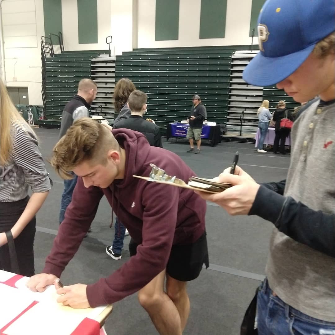 oliviaintheusa's tweet image. So many teenagers at the Cash for College scholarship fair registered as a new Republican voters tonight!!!!👏🏻

 #LeadRight #TeensForTrump #StudentsForTrump
