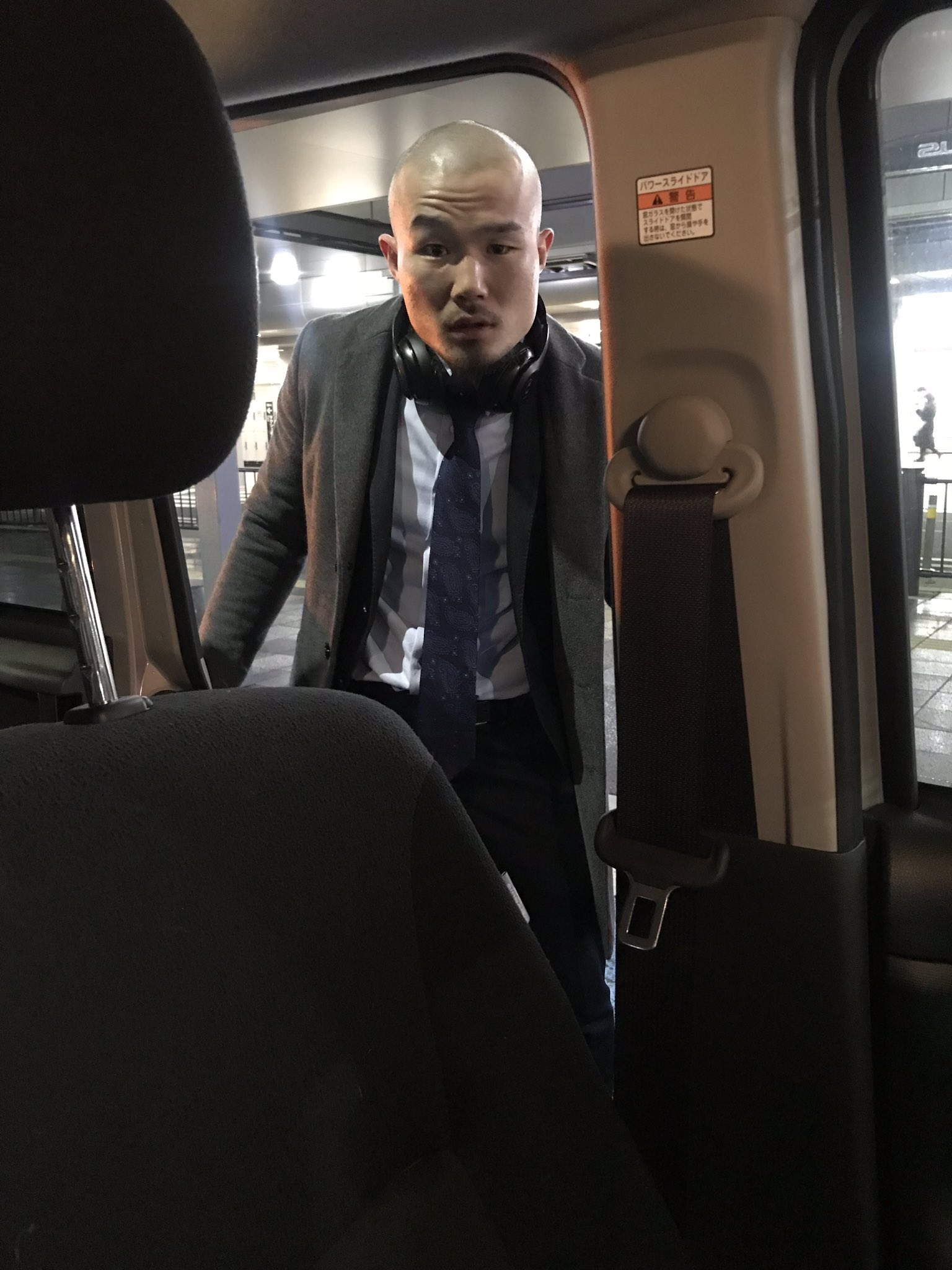 A R T 坊主のスーツ姿 怖すぎ ほんでお土産に大好きなバームクーヘン買ってきてくれた おおきにです 福田龍彌 坊主旦那