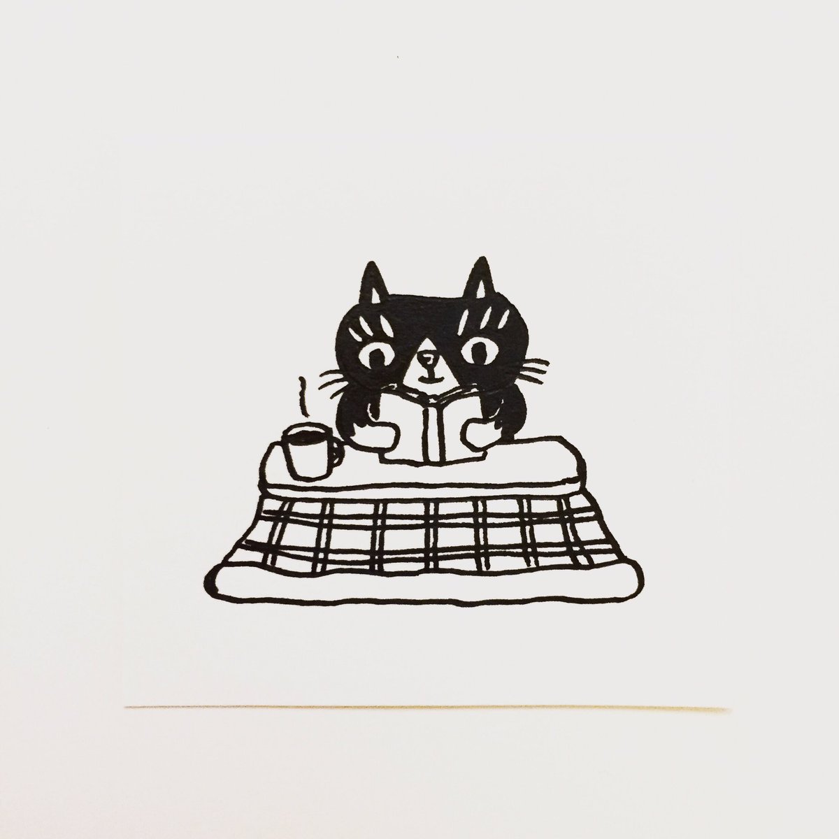 肌子 今日のイラストはコレ ｪ こたつで読書を楽しむ猫 イラスト 猫 ネコ ねこ オリジナル ペン画 アナログ画 絵 猫の絵 ハチワレ 白黒猫