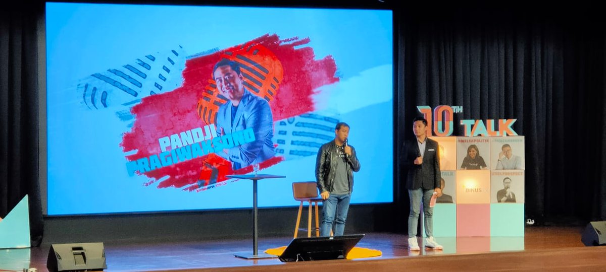 BinusTV's tweet photo. Smart viewers, @pandji membagikan motivasi & inspirasinya yang dibalut #comedy dalam sesi #BerkaryaDanMendunia berdasarkan pengalamannya sebagai #standup #comedians.
Ternyata ini keseruan di #10thTalk #BINUSTVSatuDekade #10thAnniversary @BINUS_UNIV nich!
https://t.co/582gm3kBfb https://t.co/ATdXjmeR4e