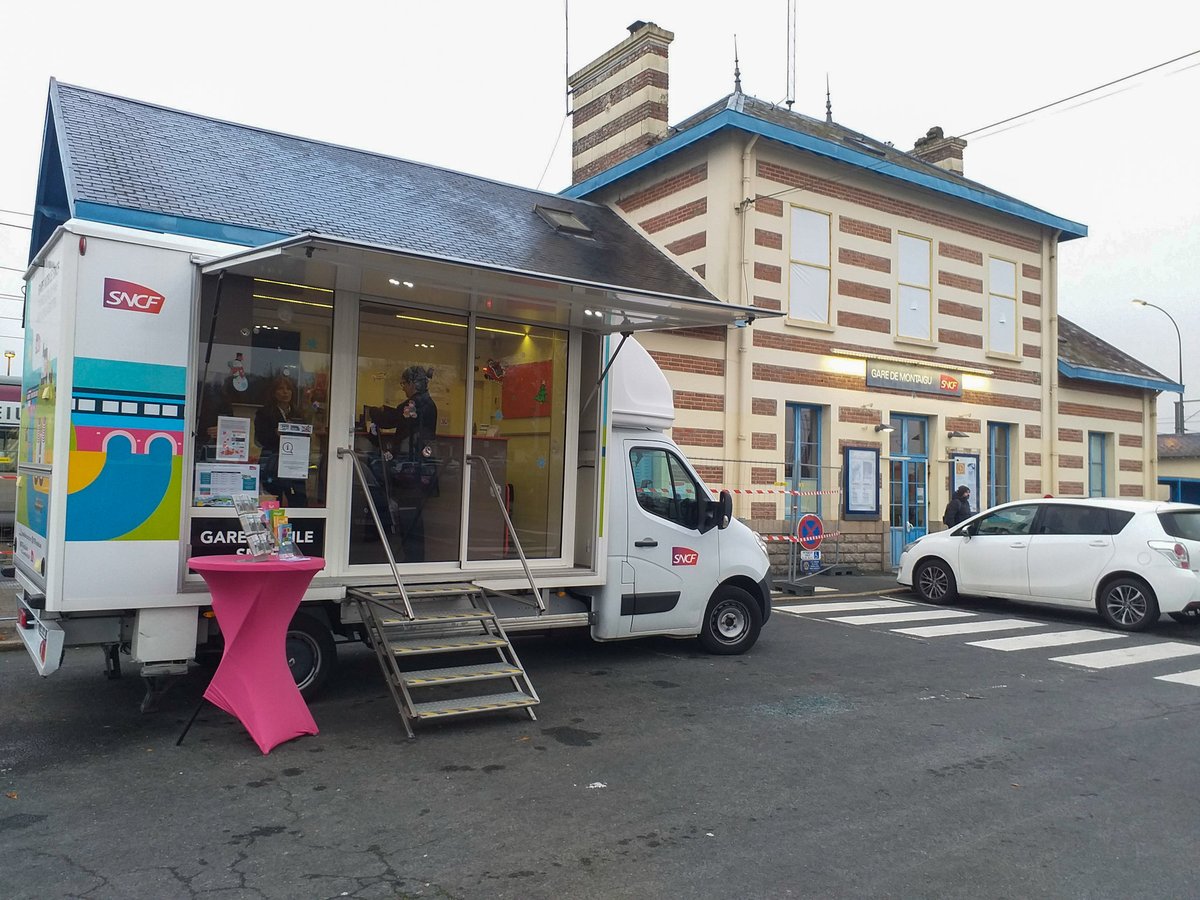 Terres_Montaigu's tweet photo. 🚉 La #garemobile @SNCF  @TERPays2LaLoire   vous accueille pendant toute la durée des travaux de rénovation de la gare de #MontaiguVendee ! #TerresDeMontaigu
https://t.co/ur1JAqzNoV https://t.co/CgXwgM4V7U