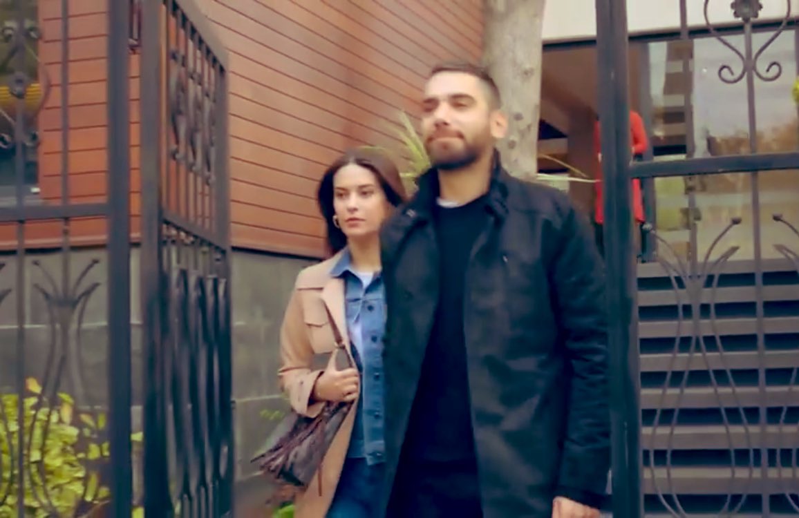 e_se10's tweet photo. Feride’nin elini tutan Aziz’in gururlu halleri 🤤#Vuslat #AzFer https://t.co/t5ZZIxYCtw