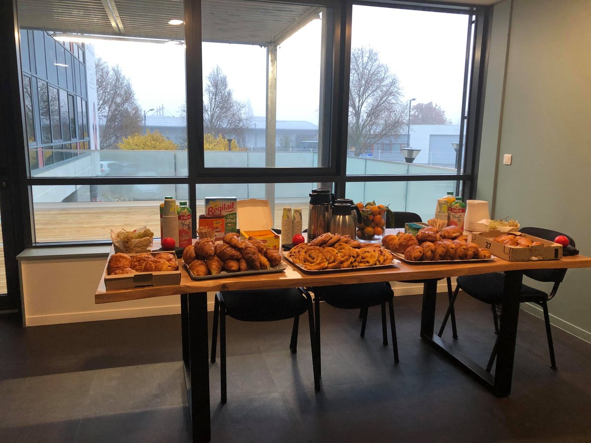ValSoftware's tweet photo. Ce matin nous nous sommes retrouvés autour d'un petit déjeuner à l'occasion de la livraison du nouveau bâtiment ! 🥞
Et oui VAL Software grandit et ses locaux s'agrandissent ! 🤗
#VALSoftware #toulouse #petitdej https://t.co/TE2PKlAqfA