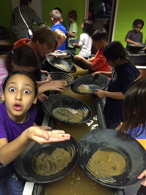 HPA_Philip_Lane's tweet image. Yr4 are exploring why people come to castleton in the Peak District. Gems!💎 #HPAPL #HPAPLTrips @HarrisFed