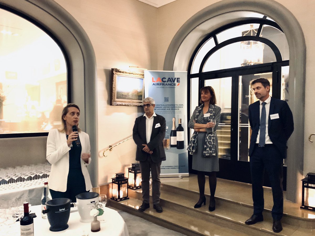 florian_rosillo's tweet photo. La Cave #AirFrance, un site pour acheter le vin servi à bord et des événements pour les clients Air France  ➡️https://t.co/hc8rHVVTPb🍷🖥#Ventealapropriete #LaCave @AFnewsroom @Hotel_Lancaster https://t.co/32tk99gq2M