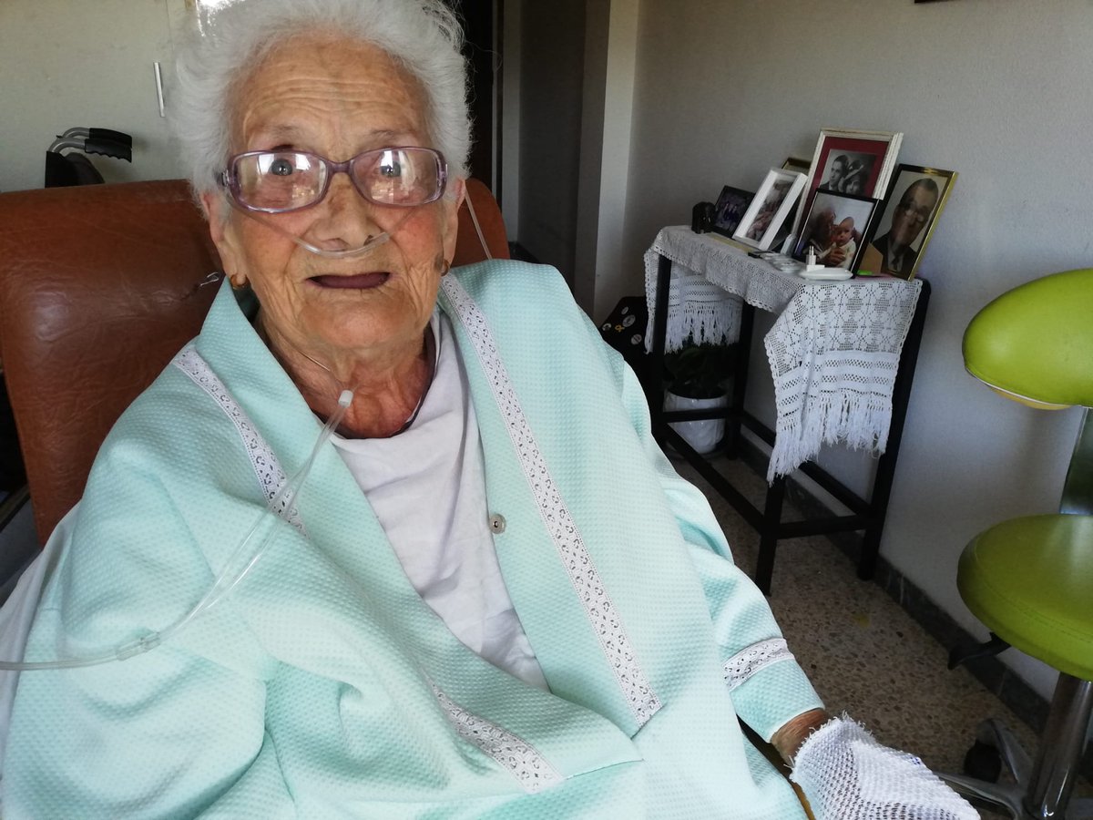 sombarriantic's tweet photo. Ahir la #vocaliadedonesbarriantic vam visitar Teresa Forné, infermera voluntària durant la guerra civil espanyola. Té 98 anys, el cap clar i una memòria envejable. Volia ser mestra, però als 16 anys la guerra ho va canviar tot. #històriadedones #històriaquenosurtalsllibres https://t.co/x1Hd1xsazV
