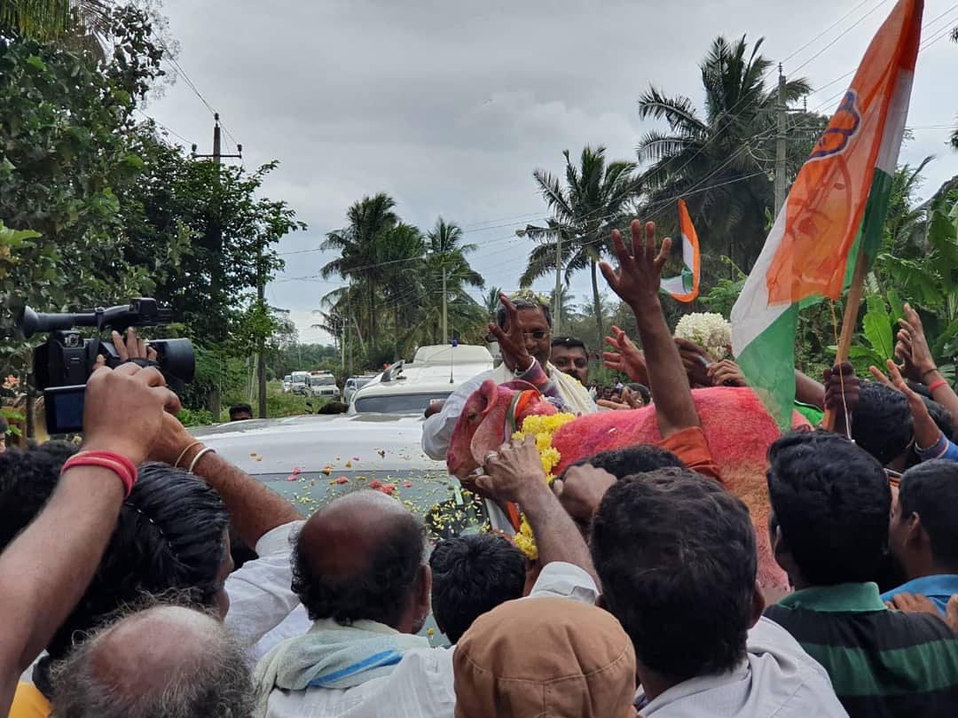 HPManjunathINC's tweet photo. ಮೋದೂರು: ಶ್ರೀ @siddaramaiah ನವರ ರೋಡ್ ಶೋಗೆ ಭವ್ಯ ಸ್ವಾಗತ

ಹುಣಸೂರು ನಗರದಲ್ಲಿ ಇಂದು ಬೆಳಿಗ್ಗೆ ಆರಂಭಗೊಂಡ ಶ್ರೀ ಸಿದ್ದರಾಮಯ್ಯನವರ ರೋಡ್ ಶೋಗೆ  ಮೋದೂರು ಹಾಗೂ ಮೋದೂರು ಕೊಪ್ಪಲಿನಲ್ಲಿ ಭವ್ಯ ಸ್ವಾಗತ ದೊರೆಯಿತು ಶ್ರೀ ಸಿದ್ದರಾಮಯ್ಯನವರ ಮಾತುಗಳನ್ನು  ಕೇಳಲು ಸಾವಿರಾರು ಜನ ಸ್ವಯಂ ಪ್ರೇರಿತರಾಗಿ ಆಗಮಿಸಿದ್ದರು
@INCKarnataka

#Hunsur https://t.co/ajRwysMlkl