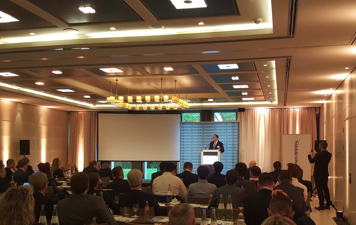 SZKonferenzVers's tweet photo. Herzlich Willkommen zu #TheDigitalInsurance und vielen Dank für den spannenden Auftakt von Dr. Klaus-Peter Röhler  @allianz_de https://t.co/hdAfneQas1