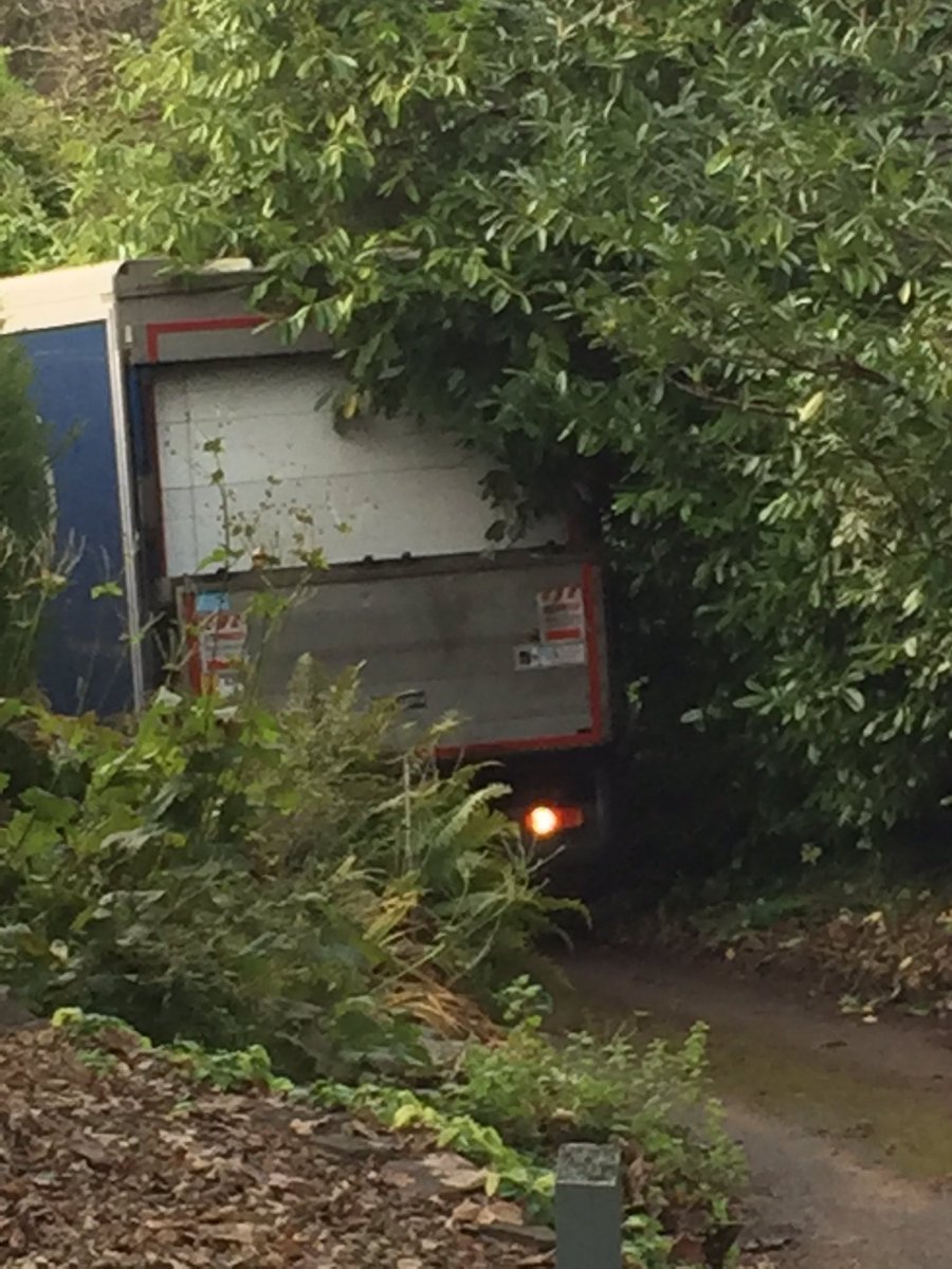 RamInnBussage's tweet photo. Tesco truck blocking Bussage hill https://t.co/az0r4HWOME