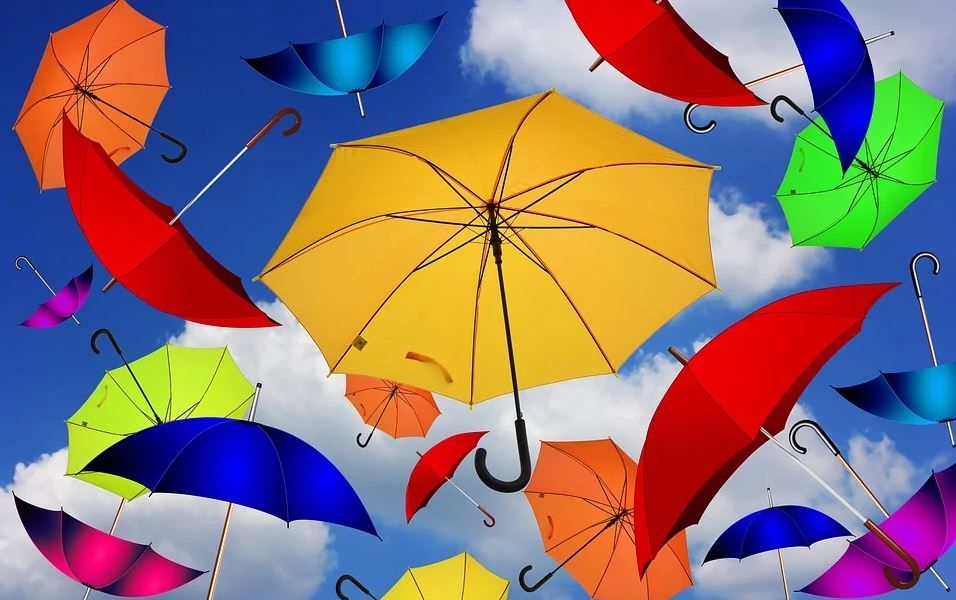 LA LLUVIA NO ES RAZÓN PARA QUEDARSE EN CASA 😉🌧 En está época del año la lluvia empieza a ser protagonista y en #BelaMuxia opinamos hay multiples lugares y planes para empaparse de saber en familia por #Galicia ☔️👨‍👩‍👧‍👦Desúbrelos aquí 👉 buff.ly/3310Kcw