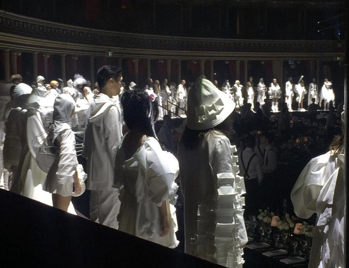 "7 Key Moments You Missed From #BritishFashionAwards2019" <a href="/voguemagazine/">Vogue Magazine</a> - first year fashion students from #csm delivered our annual White Show (using only white fabric) <a href="/RoyalAlbertHall/">Royal Albert Hall</a>! Hair by @lorealprouk. bit.ly/35Y8PRs
#fashion #catwalk #centralsaintmartins