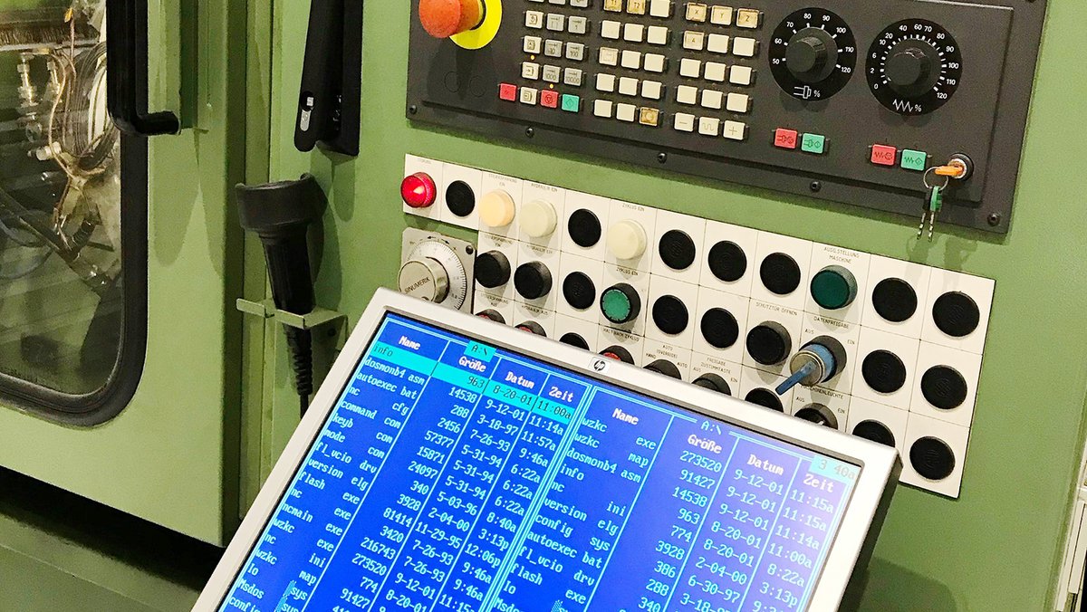 Gleasonposts's tweet photo. Installation of a Gleason Connect-Box on a Siemens 840C control from 1996 with MS-DOS for switching to digital remote maintenance. https://t.co/9zapTmxRnY #gleason #connectbox #digitization #siemens840c #remote https://t.co/DW4AtQJPez