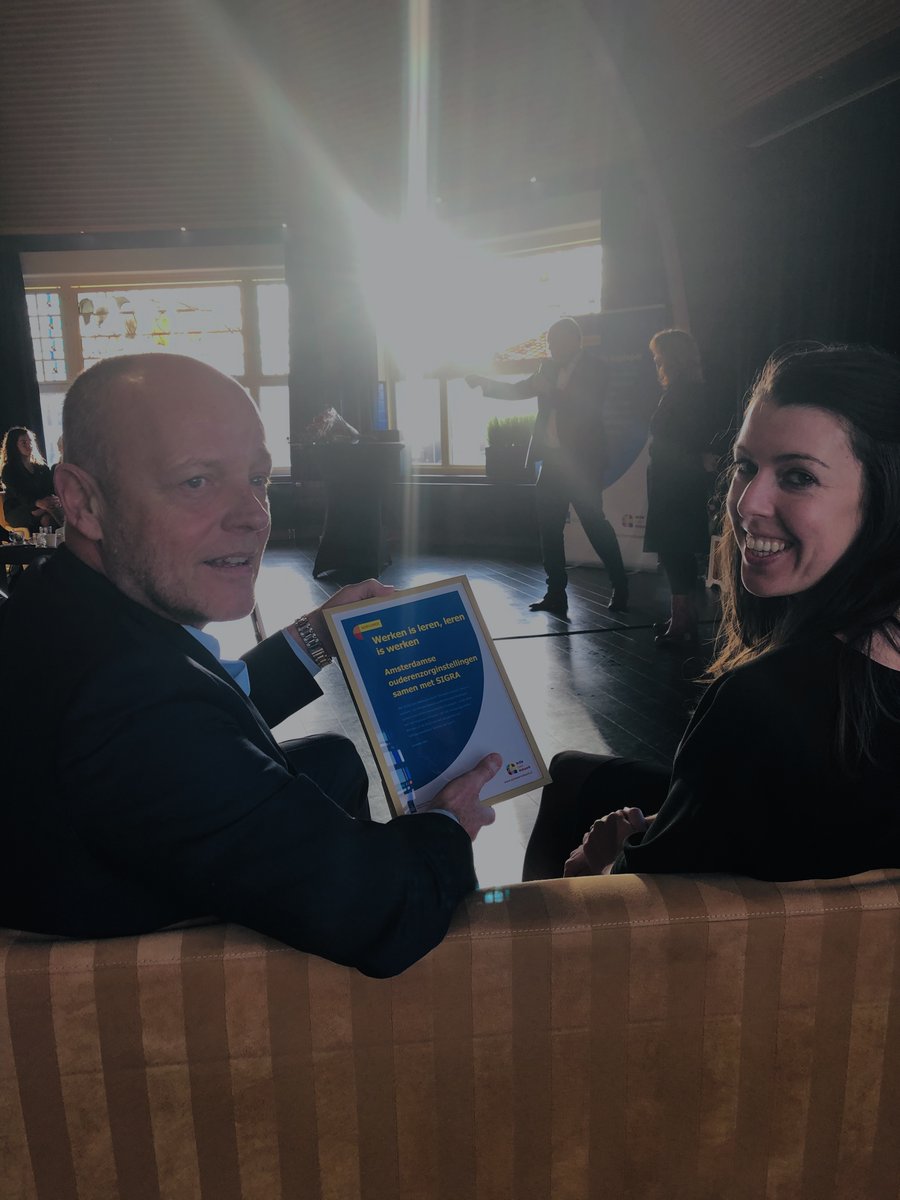 Gisteren in de spotlights! ✨ Het project Werken is Leren, Leren is Werken ontving van Erik Gerritsen, Secretaris Generaal van Langdurige Zorg van Ministerie van VWS, het certificaat als landelijk koploper 👏🏼.
Alle dank aan alle deelnemende verpleeghuisorganisaties!