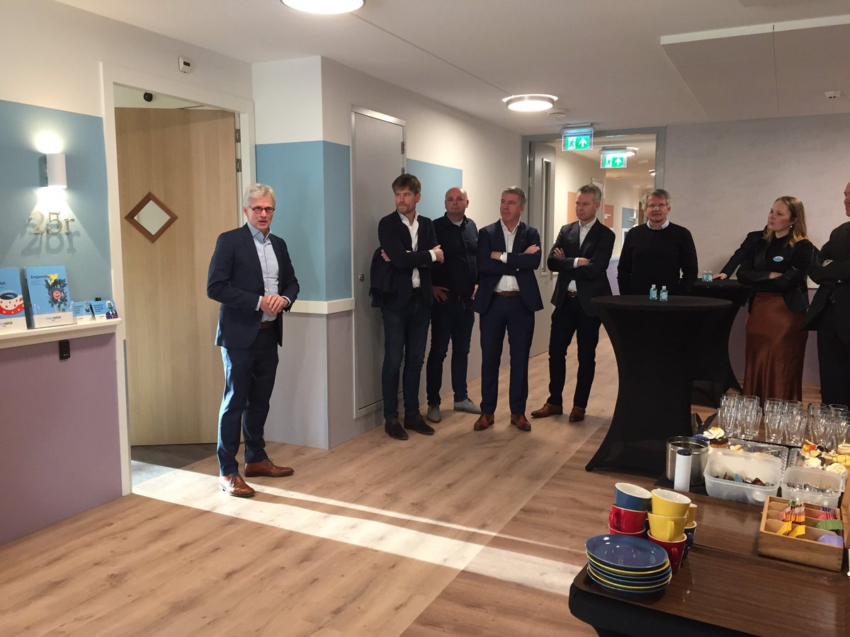 Hein Stooker, directeur van ⁦<a href="/Trebbe1911/">Trebbe</a>⁩ heet de gasten welkom voor de oplevering van 86 zorgappartementen in Apeldoorn.