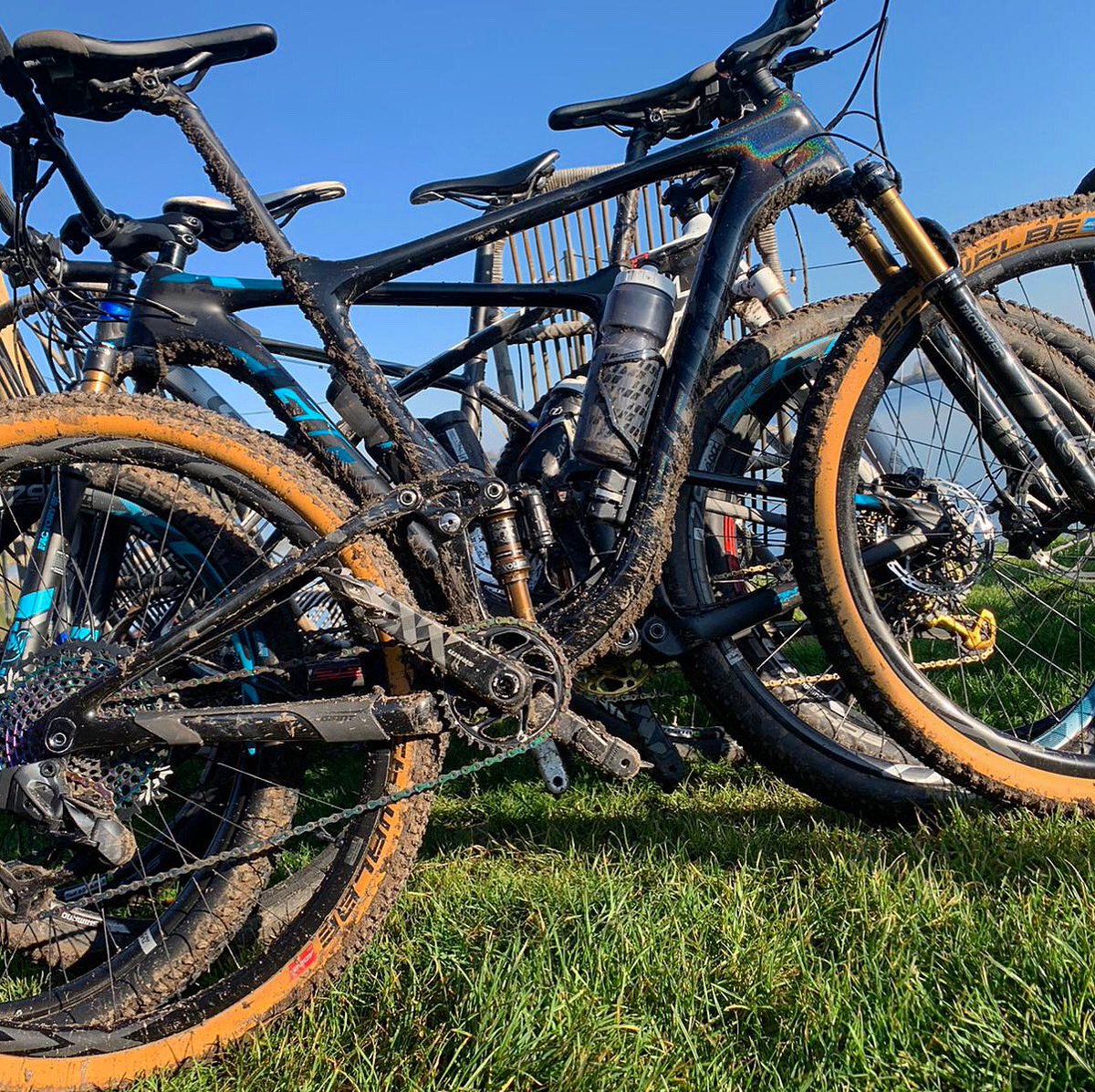 ⚠️Oppelaar on tour: Social ride⚠️
•
🔸Wat?
Gezellige mtb-rit op parcours ‘Hoge/Lage Vuursche’
🔸Wanneer?
Zondag 8 december
🔸Tijd?
7;45 vertrek uit Lisse naar Baarn. Tussen 9;15/9;30 opstappen en rijden maar!
🔸Doel?
Gezellig biken, geen wedstrijd. 
Helm/vignet verplicht.